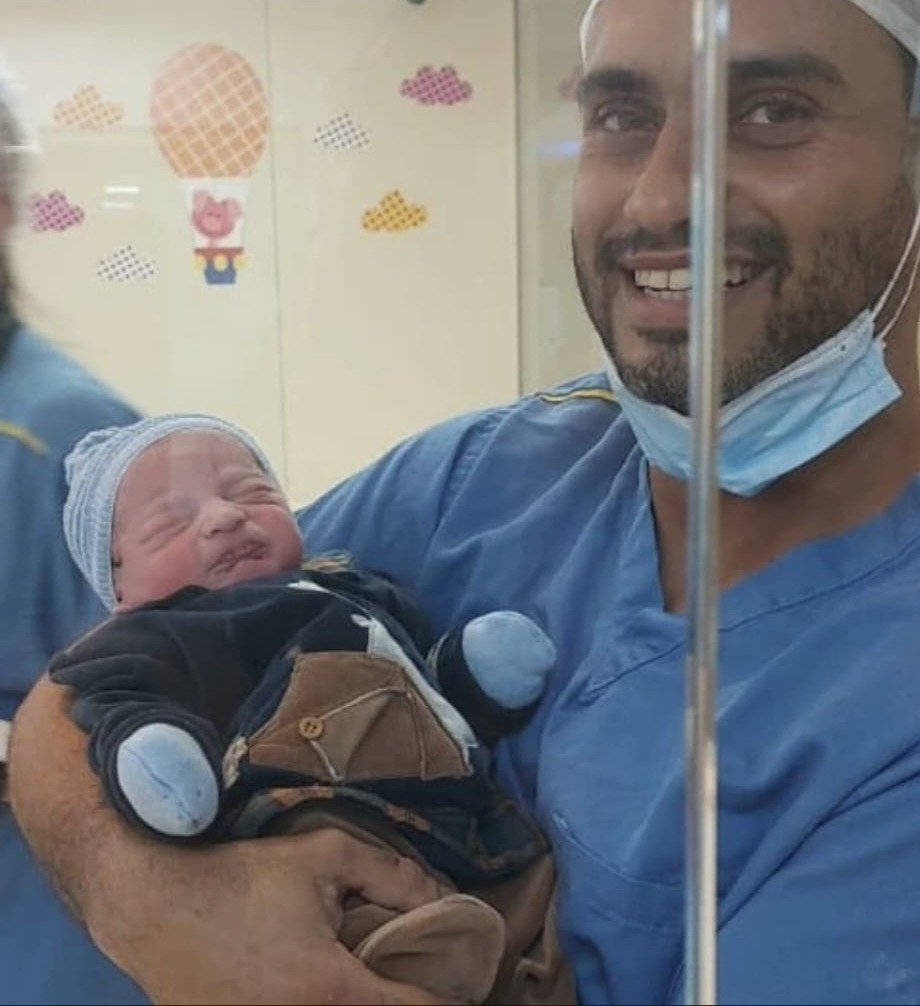 Peterson Frias segurando Afonso Gabriel recém-nascido no hospital