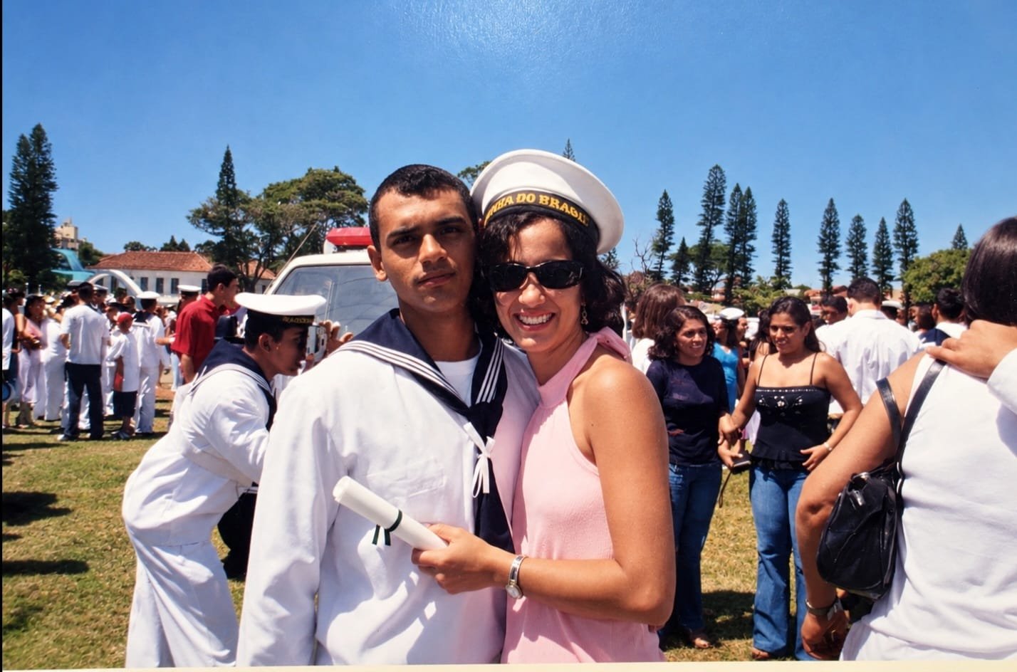 Peterson Frias uniformizado na Marinha do Brasil ao lado de Alethia durante uma cerimônia