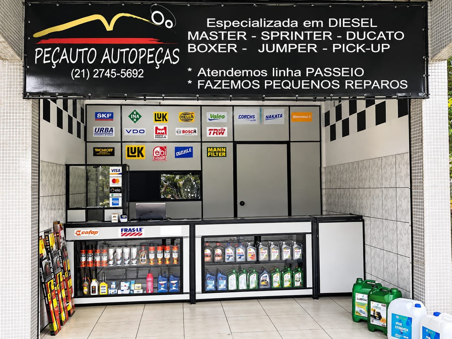 Primeira estrutura da loja Peçauto, com balcão e produtos expostos